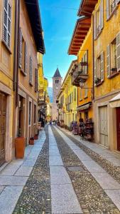 une rue de la ville avec une tour de l'horloge au loin dans l'établissement Hotel Casa Arizzoli, à Cannobio