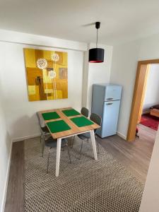 comedor con mesa y nevera en Ruhige Ferienwohnung, en Rostock