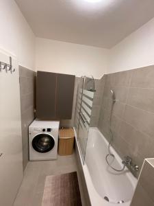 y baño con lavadora y lavadora. en Ruhige Ferienwohnung, en Rostock