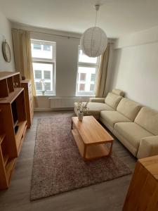 sala de estar con sofá y mesa de centro en Ruhige Ferienwohnung, en Rostock