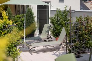 - 2 chaises et un parasol sur la terrasse dans l'établissement Hotel Gollner, à Graz