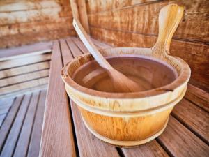 un bol de madera y dos cucharas de madera sentadas en una mesa en Hotel Planai by Alpeffect Hotels, en Schladming