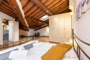 Palazzo Ghibellina by Rental in Florence 객실 침대