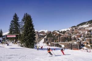 een groep mensen die skiën op een besneeuwde helling bij Belambra Clubs Avoriaz - Les Cimes du Soleil in Avoriaz