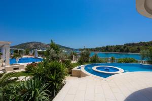 - une vue sur la piscine d'un complexe dans l'établissement Hotel Perla, à Rogoznica