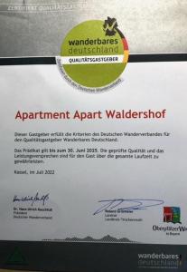 Um certificado, prêmio, placa ou outro documento exibido em Apartment Apart Waldershof