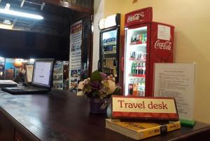 un comptoir dans un magasin avec bureau de voyage dans l'établissement Tony Central Hostel, à Luang Prabang