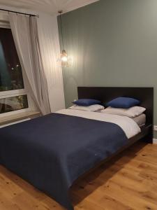 A bed or beds in a room at M2 Bemowo apartament