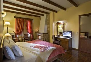 Katil atau katil-katil dalam bilik di Alpen House Hotel & Suites