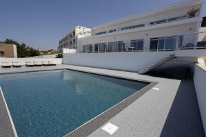 - une piscine sur le côté d'un bâtiment dans l'établissement Océane Guest House - Adults only, à Nazaré