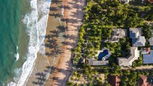 eine Aussicht über den Strand und das Meer in der Unterkunft Pousada Encanto da Lua in Barra Grande