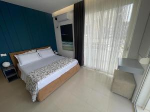 萨兰达Domi Luxury beach view apartments in Saranda的一间卧室设有一张床和绿色的墙壁