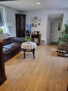 sala de estar con sofá y mesa de centro en Historik Hotel Ochsen, en Tamm