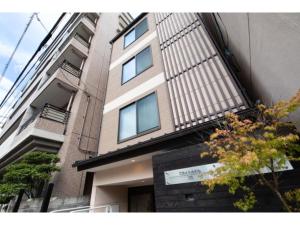 京都市にあるBright Hotel Kiyomizu - Vacation STAY 71447vの看板が目の前にある建物