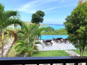 uma vista para uma piscina a partir de uma casa em Bukit Permata Lembongan em Nusa Lembongan