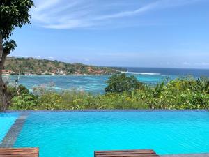 uma piscina com vista para o oceano em Bukit Permata Lembongan em Nusa Lembongan