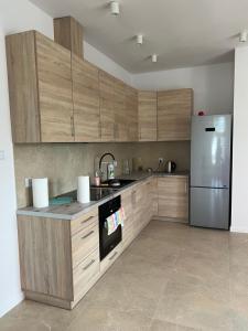 A kitchen or kitchenette at Apartament w Centrum