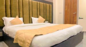 A bed or beds in a room at City View With Garden -5 Mins Walk From GOLDEN TEMPLE