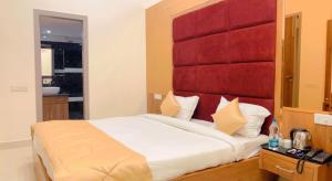 A bed or beds in a room at City View With Garden -5 Mins Walk From GOLDEN TEMPLE