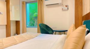 A bed or beds in a room at City View With Garden -5 Mins Walk From GOLDEN TEMPLE