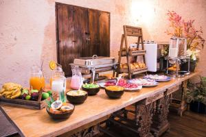 - une table avec de la nourriture et des boissons dans l'établissement Tambo del Arriero Hotel Boutique, à Cusco