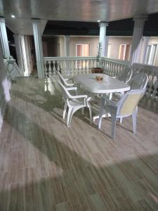 een witte tafel en stoelen op een balkon bij Tskaltubo Apartment Mirian Mepe in Tskaltubo