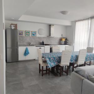 Imagen de la galería de Apartment close to the beach with free parking, en Badalona