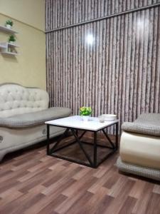 salon z kanapą i stolikiem kawowym w obiekcie Furnished One Bed Room Apartment Ground Floor With Kitchen w mieście Karaczi