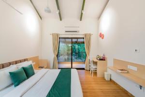 מיטה או מיטות בחדר ב-SaffronStays Amaltas, Nashik - pool villa with huge lawns perfect for large groups and corporate offsites