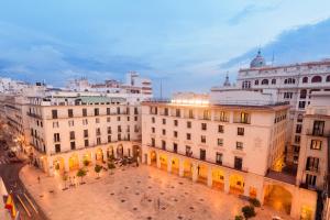 uma vista aérea de uma cidade com edifícios em Eurostars Pórtico Alicante em Alicante