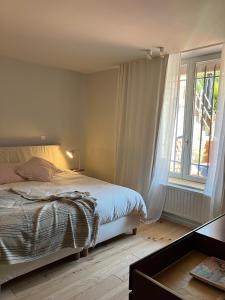 Una cama o camas en una habitación de Maison Henri Namur