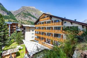 een hotel met uitzicht op een berg bij Jägerhof Serviced Apartements in Zermatt