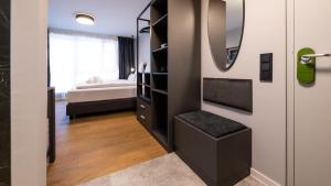 une chambre avec un miroir et une chambre avec un lit dans l'établissement Hotel Metropol, à Tübingen