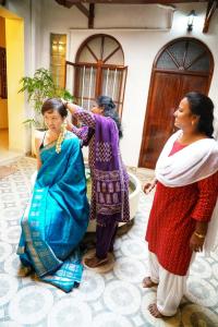 um grupo de mulheres a cortar o cabelo em La Maison Pondichéry em Pondicherry