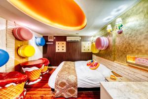 Rúm í herbergi á SWEETS HOTEL MACHIDA -Adult Only-