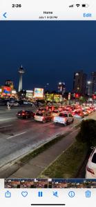 uitzicht op een drukke stadsstraat 's nachts met auto's bij Sunset Inn in Niagara Falls