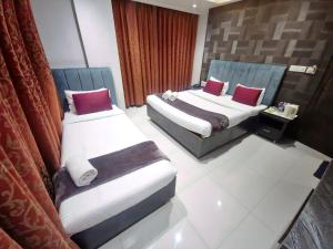 Giường trong phòng chung tại Hotel City Heart Shirdi