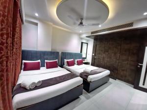 Giường trong phòng chung tại Hotel City Heart Shirdi