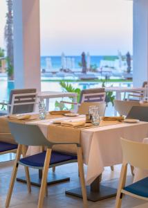 een tafel in een restaurant met uitzicht op de oceaan bij Royal Azur Thalassa in Hammamet