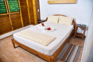 un letto con un cesto di frutta sopra di Lighthouse Inn 2 a Negril