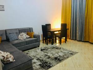 Khu vực ghế ngồi tại J&R - Lovely two bedroom apartment in Jinja.