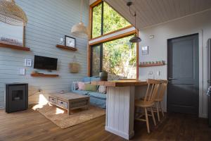 sala de estar con sofá azul y mesa en Cala Melí, en Puerto Varas