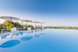 Bazen u objektu Odyssey ClubHotel Wellness & SPA Adults Only ili u blizini