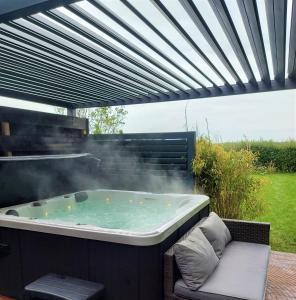 埃曼Jacuzzi huisje De Berenshoeve的热浴盆里烟出