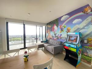 En TV eller et underholdningssystem på Nintendo Theme-Adelaide CBD-King Bed-Spa-Gym-BBQ