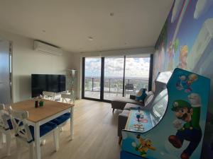 En TV eller et underholdningssystem på Nintendo Theme-Adelaide CBD-King Bed-Spa-Gym-BBQ