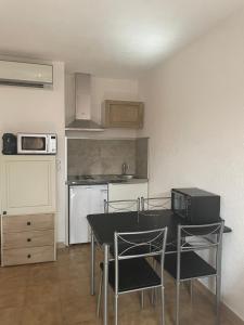 O bucătărie sau chicinetă la Appartement T1