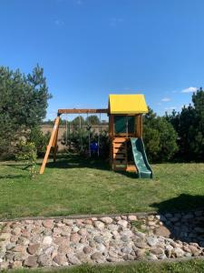 Children's play area sa Privatus rąstinis namas su pirtimi