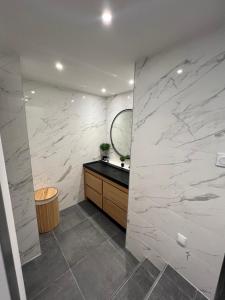 Kamar mandi di LE 46 : Superbe appartement jacuzzi