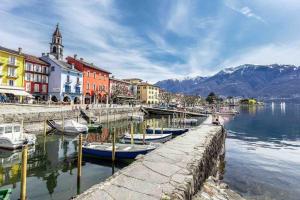 アスコナにあるAppartamento Ascona , rooftop terrace apartmentの一群の船が水の中に停泊している